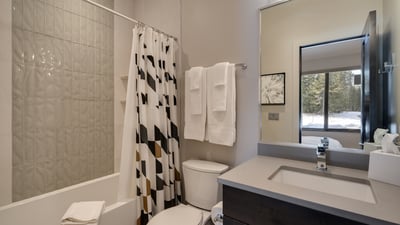 Queen ensuite, lower level