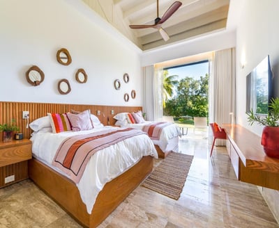 Luxury Villa Photo #18