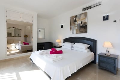 Luxury Villa Photo #32