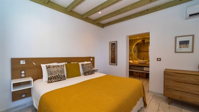 Bedroom 2: King size bed, air conditioning, HD-TV with American satellite and Apple TV. Adjoining ba