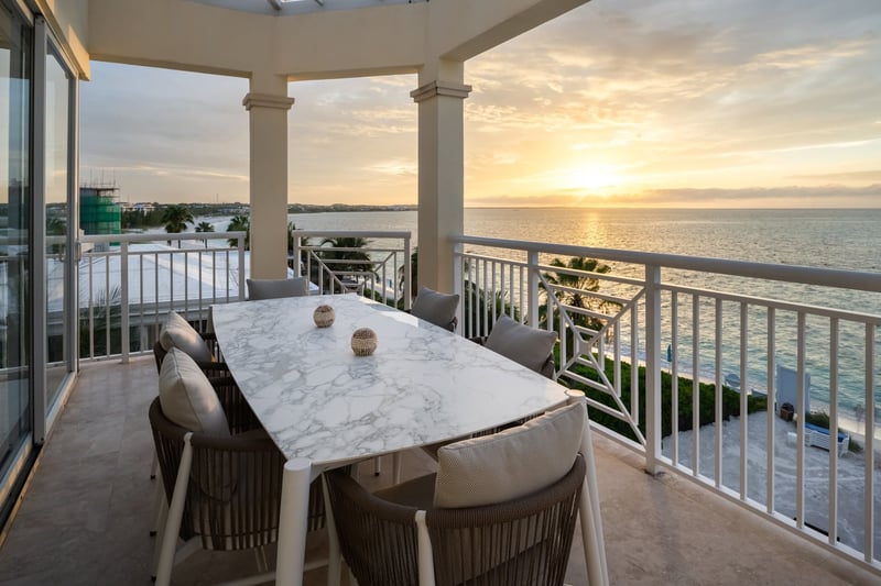 3 BDM Oceanfront Penthouse with Roof Terrace in Windsong Resort