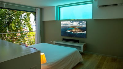 Bedroom 1: King size bed, air conditioning, HD-TV with Apple TV, safe. En-suite bathroom w