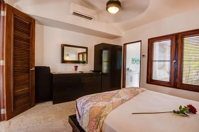 Luxury Villa Photo #16