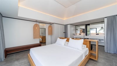 Bedroom 2: Air conditioning, king size bed, HD-TV with American satellite, safe. En-suite bathroom, 