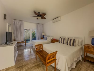 Luxury Villa Photo #18