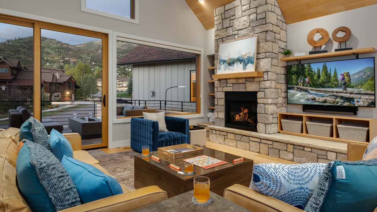 Great room with views and fireplace - Image 1