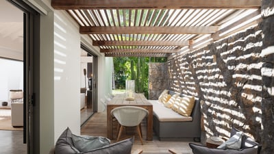Kitchen & Dining Area: Modern and fully equipped kitchen, breakfast bar with 3 stools, air-condition