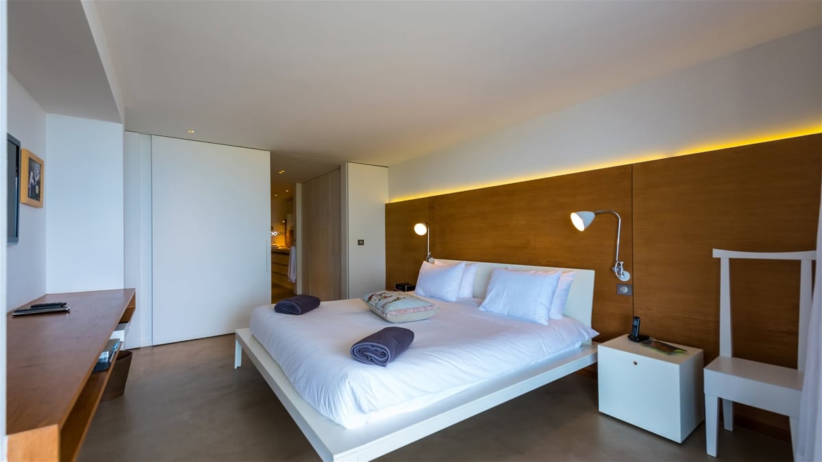 Bedroom 1: Main level. King-size bed, air conditioning, HD-TV with french channels, dressing room, s - Image 32