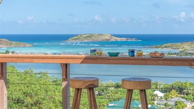 Outdoors: Panoramic views over the Grand-Cul-de-Sac. Private parking at the entrance. 