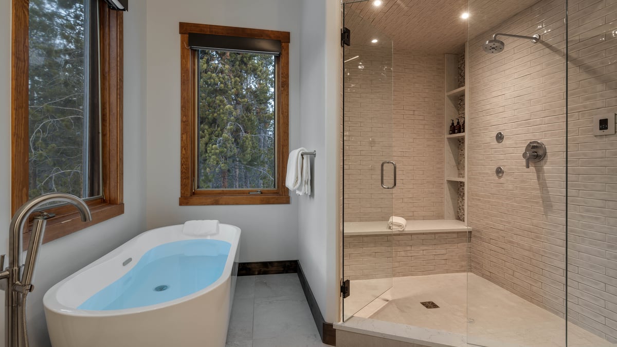 Primary ensuite with tub and steam shower - Image 12
