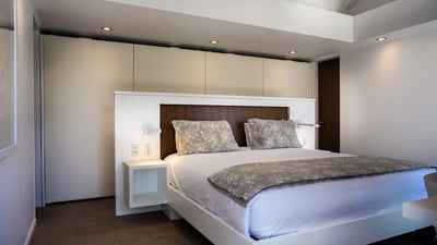 Bedroom 2: On the main level, next to the pool. King size bed, air conditioning, HD-TV, Apple T