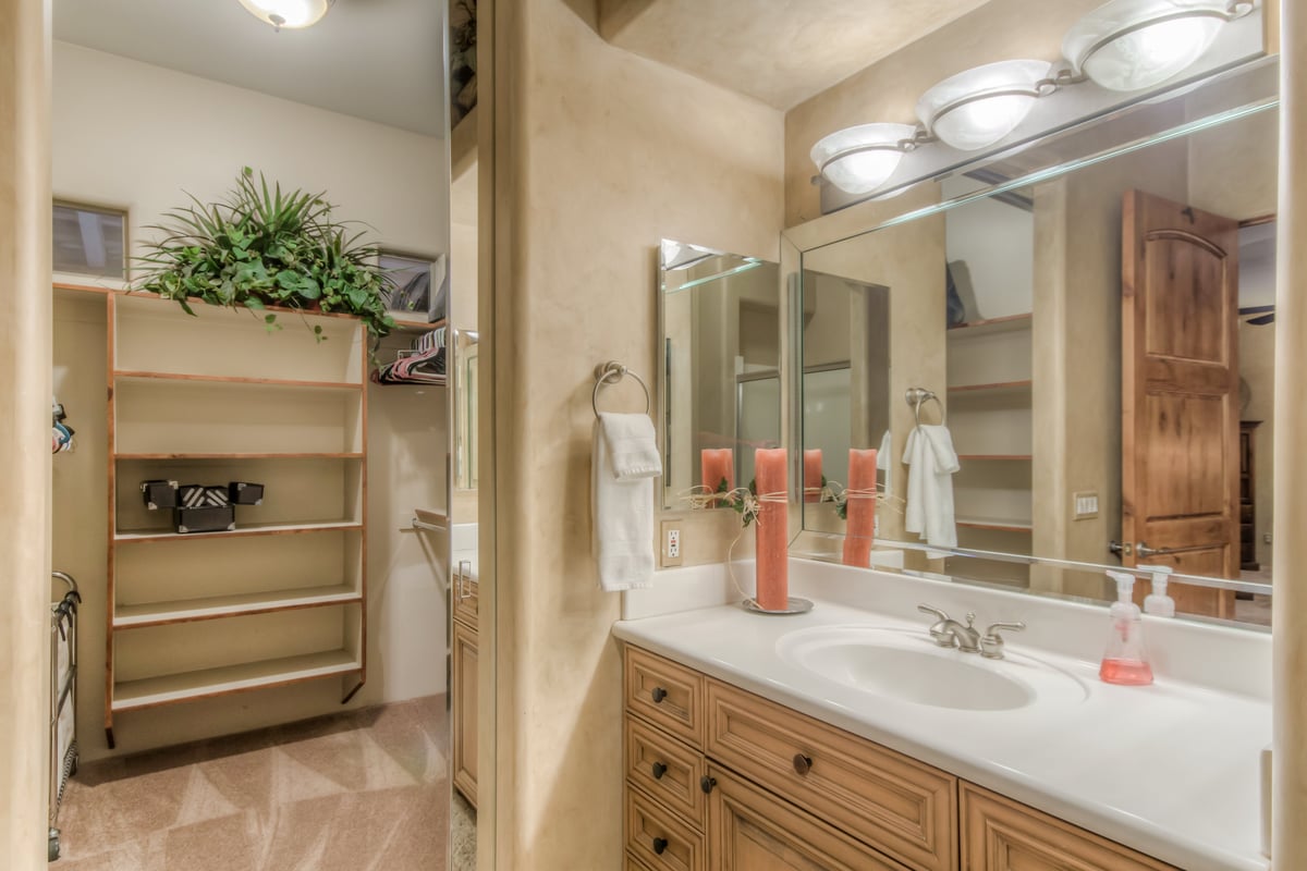 Large Vanity and Closet Space - Image 45
