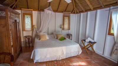 Bedroom 1: King size bed, air conditioning, safe, dressing room, bathroom with rain shower and regul