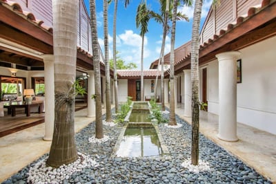 Luxury Villa Photo #11