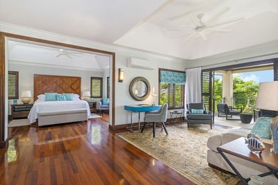 Luxury Villa Photo #17
