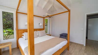Bedroom 1: King size bed, air conditioning, HD-TV, Apple TV, dressing room, programmable safe. Adjoi