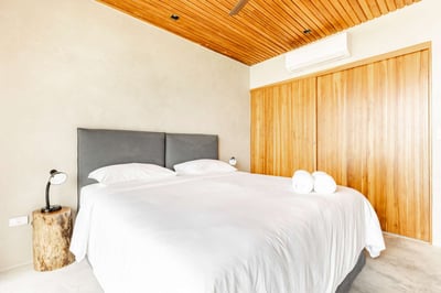 Luxury Villa Photo #30