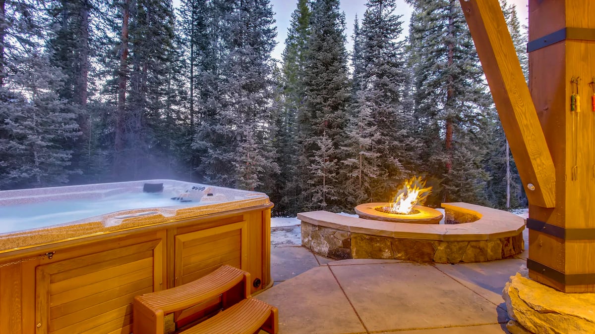 Hot tub and firepit on back patio - Image 4