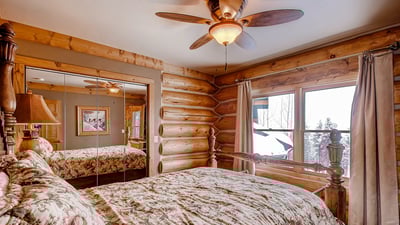 Queen bedroom, upper level wing