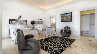 Luxury Villa Photo #23