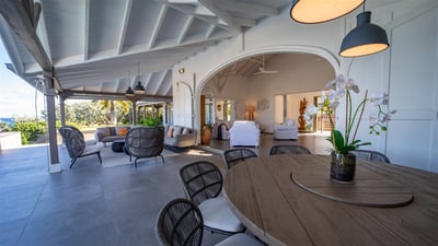 Outdoor Lounge & Dining Area