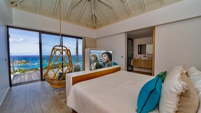Bedroom 1: King size bed, air conditioning, HD-TV, dish network. Adjoining bathroom with Italian sho