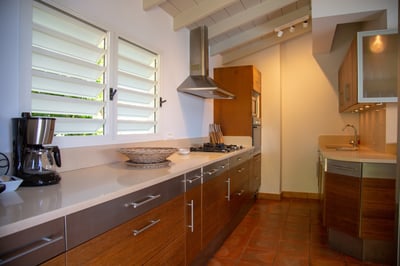Kitchen: Well-equipped kitchen with Oven, microwave, toaster, espresso machine, coffee maker, juicer