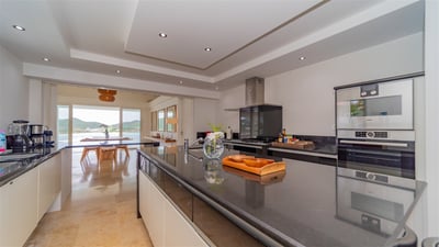 Luxury Villa Photo #30