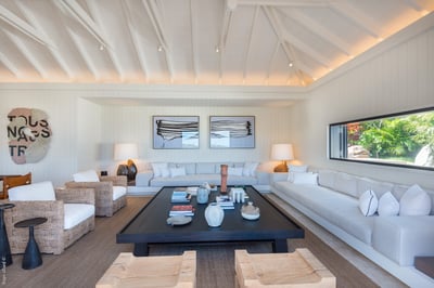 Living Area: Bright and airy with extra large sofas, HD-TV, Apple TV, french satellite, Sonos Sound 