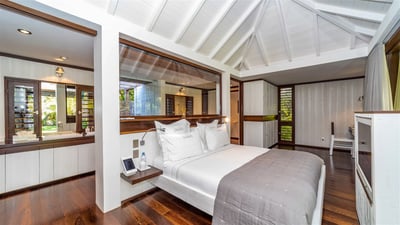 Bedroom 5: Guest house 1, view on the garden: King size bed, air conditioning, retractable HD-TV wit