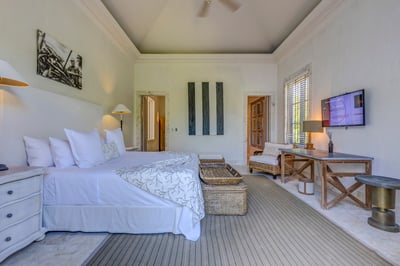 Luxury Villa Photo #39