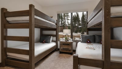The bunk bedroom sleeps 4 on the lower level