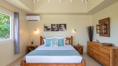 Bedroom 3: On the lower level. King size bed, air-conditioning, HD-TV. Ensuite bathroom, hair d