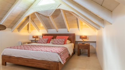 Bedroom 3: Air conditioning, king size bed. The bedroom is located on the mezzanine of Bedroom 2, av