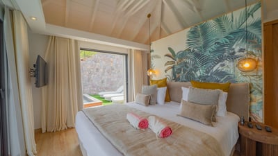 Bedroom 1: King size bed, air conditioning, HD-TV, dressing room, programmable safe. Adjoining bathr