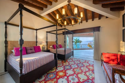 Luxury Villa Photo #35