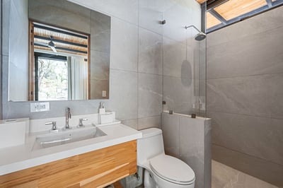 Guest House Suite 8 Ensuite Bathroom – 1st Floor