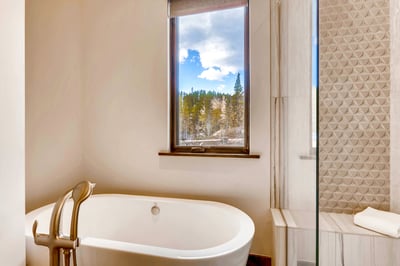 Upper level King Suite tub