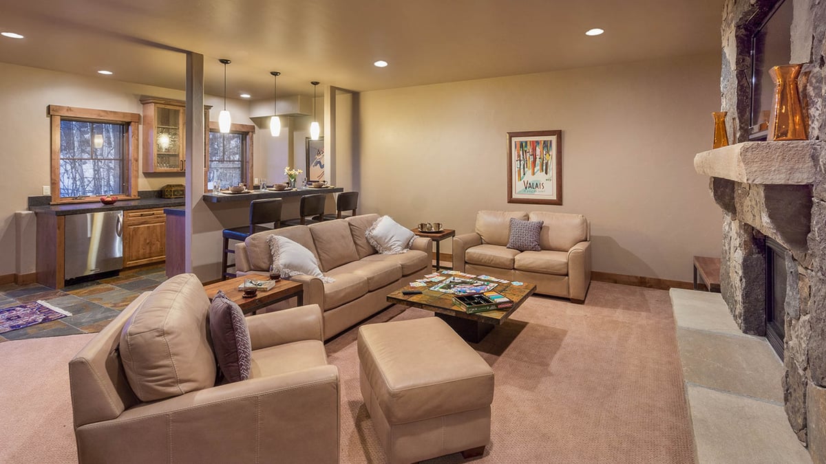 Lower level family room with wet bar - Image 5