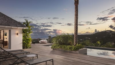 By Night: Modern and chic outdoor lightings.