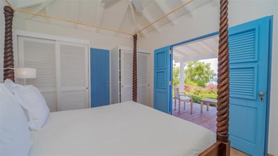Bedroom 7: Located on a level below the main house. Queen size bed, air conditioning, bathroom 