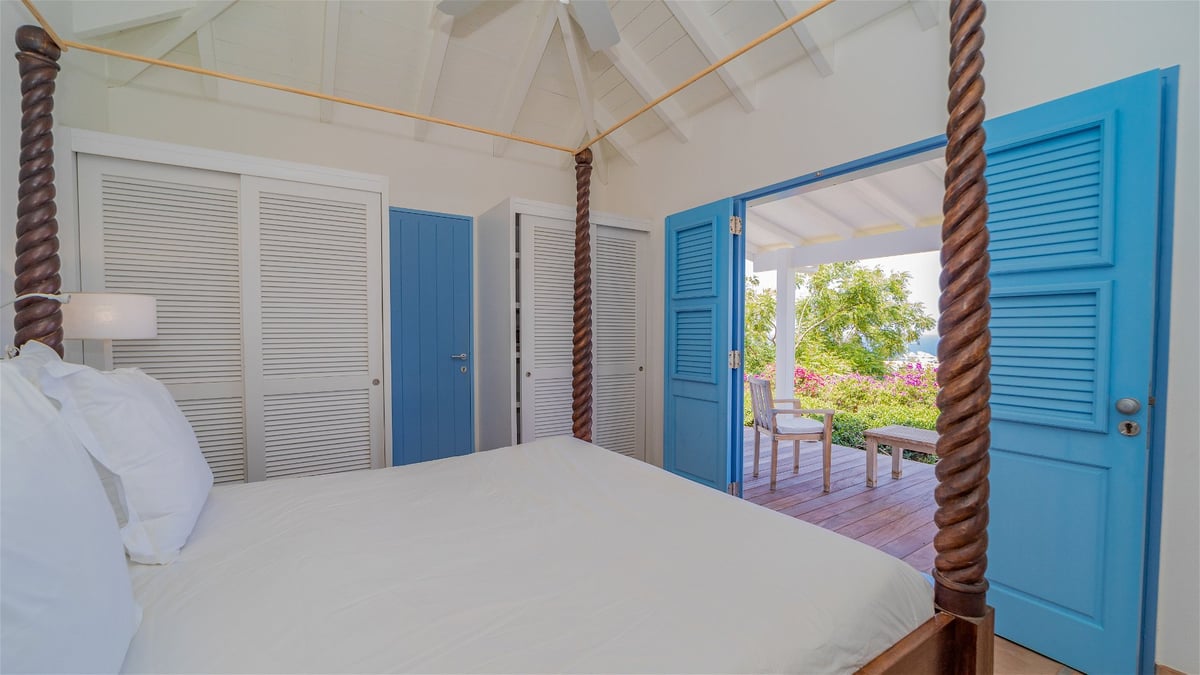Bedroom 7: Located on a level below the main house. Queen size bed, air conditioning, bathroom  - Image 66