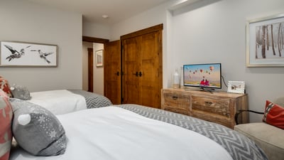 Bedroom with two full beds