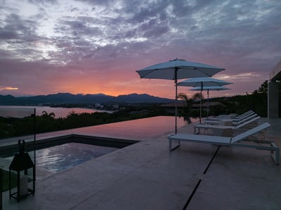 Luxury Villa Photo #9