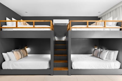 Kids Suite: Queen Bunkbeds, AC & TV – Level 1