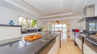 Luxury Villa Photo #31