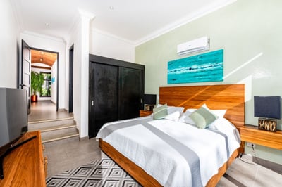 Luxury Villa Photo #15