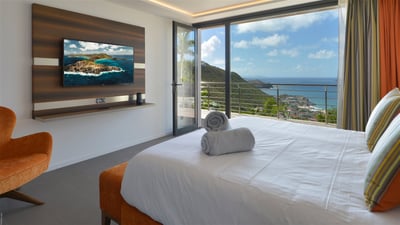 Bedroom 4: On the lower level. King size bed (or Twin beds), air conditioning, HD-TV, Apple TV,