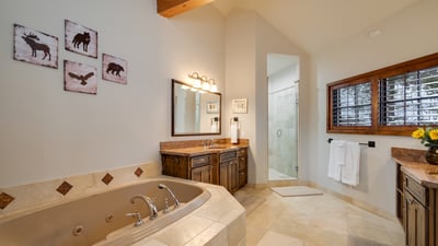 Primary ensuite with Jacuzzi tub