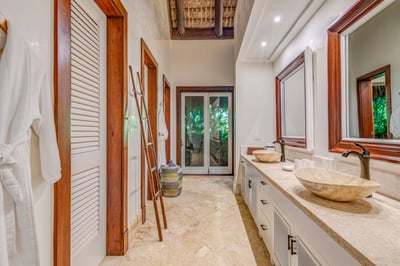 Luxury Villa Photo #32